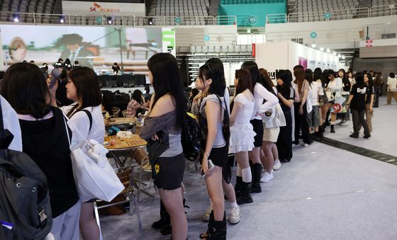 한류 팬 사인회 기다리는 외국인 관광객들