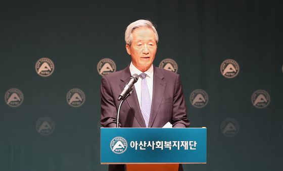 인사말하는 정몽준 이사장
