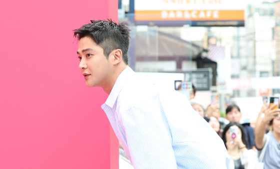 로운, 가로수길에서 멋짐 폭발