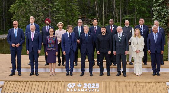 이재명 대통령, G7 정상들과 어깨 나란히