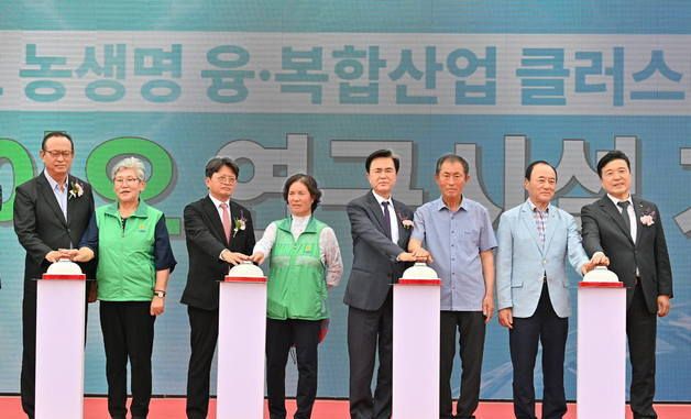 김태흠 지사, 이광형 총장 등과 '내포 농생명 클러스터 내 설립' 협약