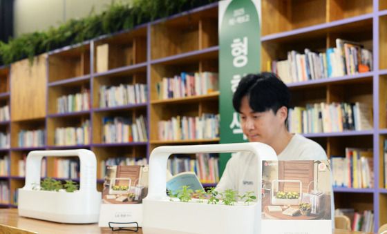 'LG 틔운 미니'로 가꾸는 독서정원
