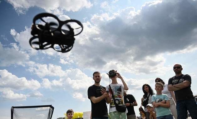 [포토] 드론도 조기 교육?…조종법 배우는 우크라이나 소년들