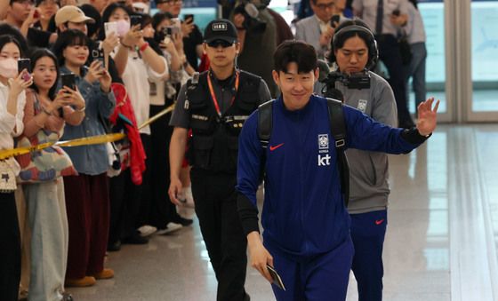 '캡틴 손흥민' 팬들 환호 속 출국