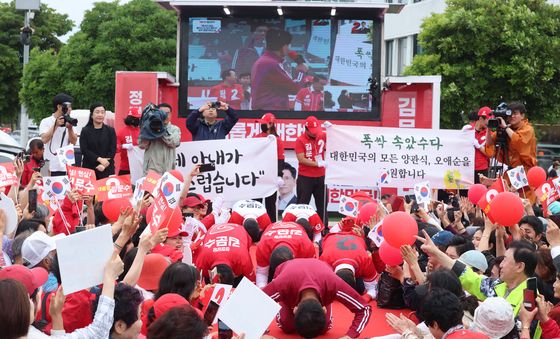 큰절하는 김문수 후보