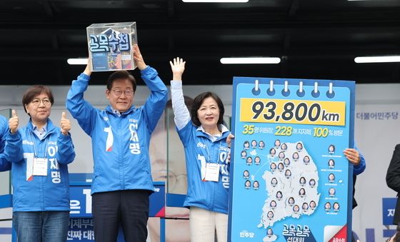 이재명 후보, 골목수첩 모음 상자 전달 퍼포먼스