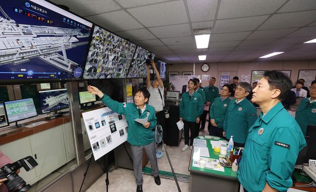 충무로역 지하철 화재 관련 안전대책 브리핑 듣는 오세훈 시장