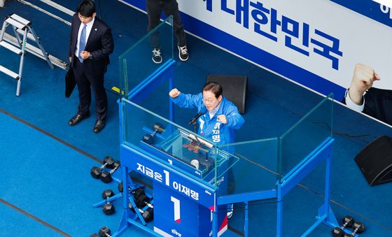 이재명, 방탄 유리막 속 총력 유세