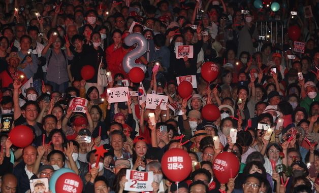 김문수 후보 연설 지켜보는 지지자들
