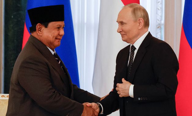 [포토] 러시아-인니, 전략적 파트너십 선언…악수하는 양국 정상