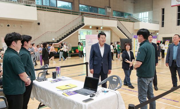 여성 취업박람회 둘러보는 오성환 당진시장