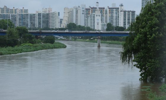 밤사이 폭우로 높아진 중랑천 수위