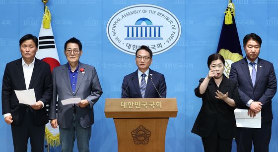 '이종석 인사청문보고서 채택 불발' 기자회견 하는 與