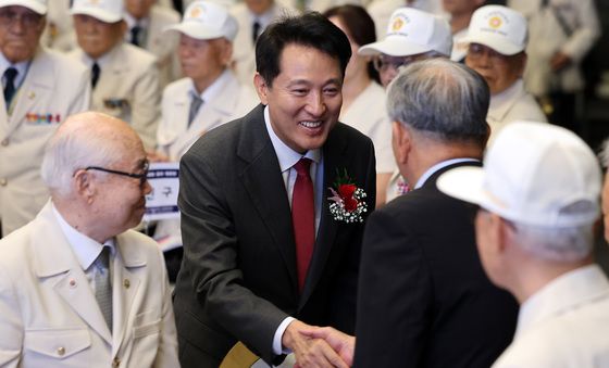 6·25전쟁 참전유공자들과 인사 나누는 오세훈 시장