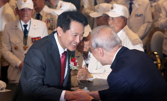 6·25전쟁 참전유공자들과 인사 나누는 오세훈 시장