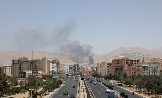 [포토] 이스라엘의 공격? 연기 피어오르는 이란의 석유 저장고