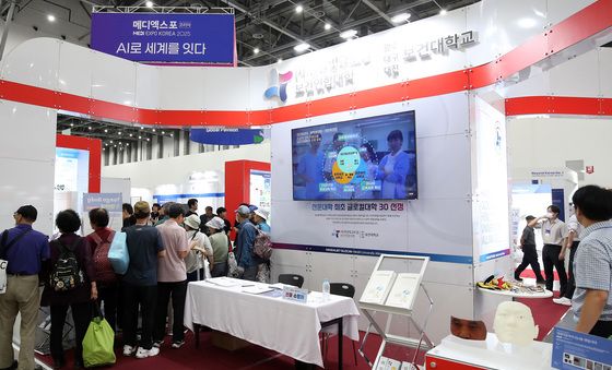 인파 붐비는 '한달빛 글로컬보건연합대학' 부스