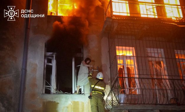 [포토] 러 드론 공격으로 불타는 우크라이나 아파트