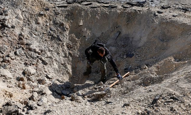 [포토] 이란 미사일로 움푹 패인 지면