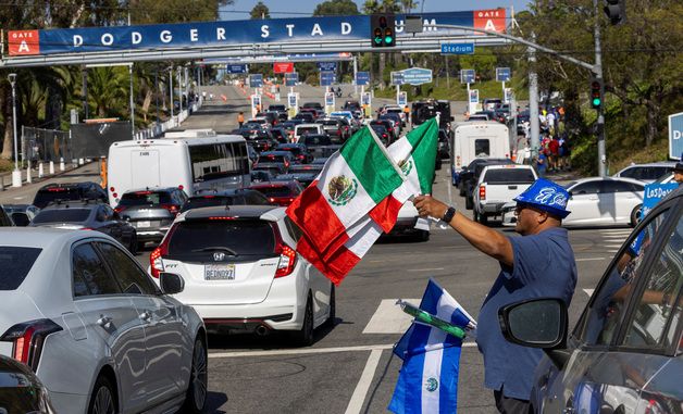 [포토]LA 다저스, 이민국 야구장 주차장 진입 요청 거부