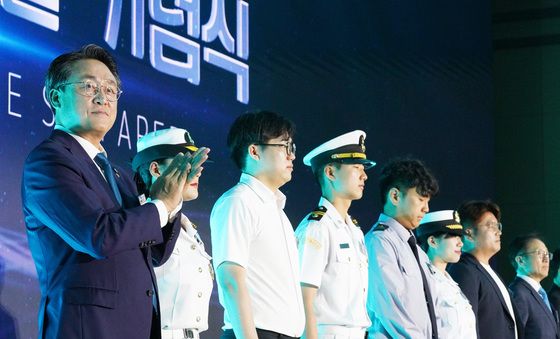 박수치는 강도형 장관