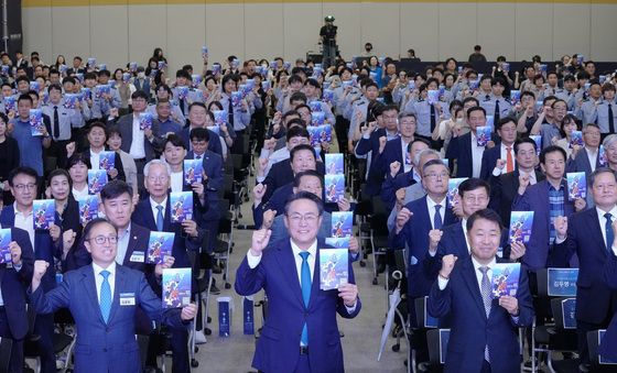 파이팅하는 강도형 장관