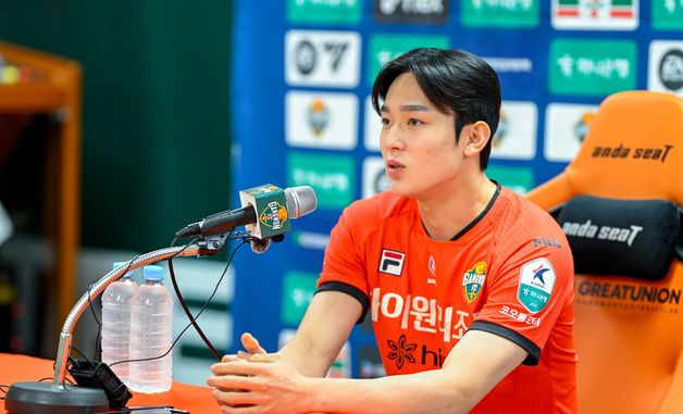 취재진 질문에 답하는 양민혁