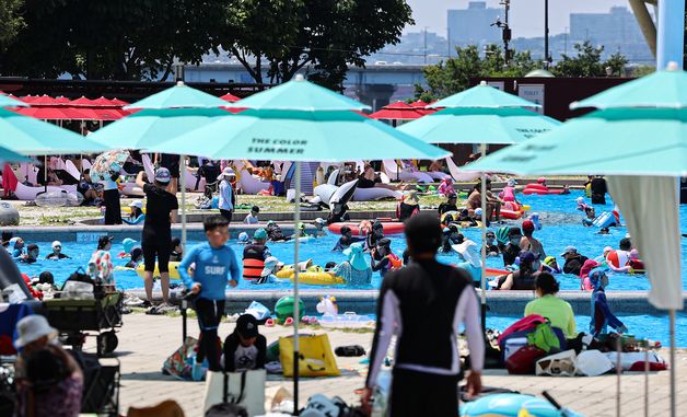 무더위에 한강 수영장 '북적'