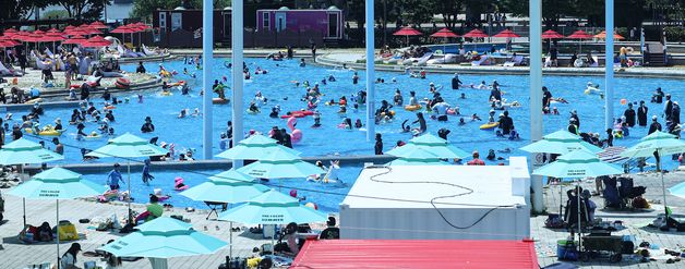 무더위에 한강 수영장 '북적'