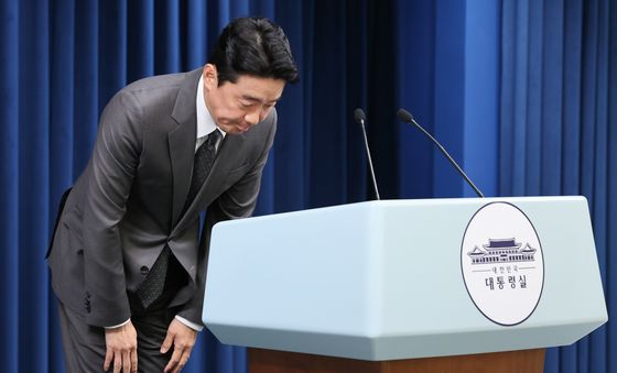 인사하는 강훈식 비서실장