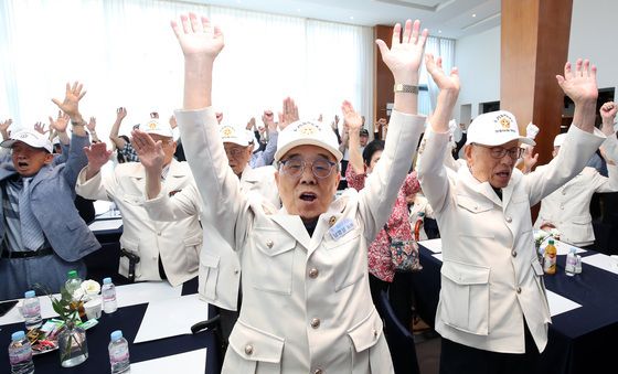 목청껏 외치는 "대한민국 만세"