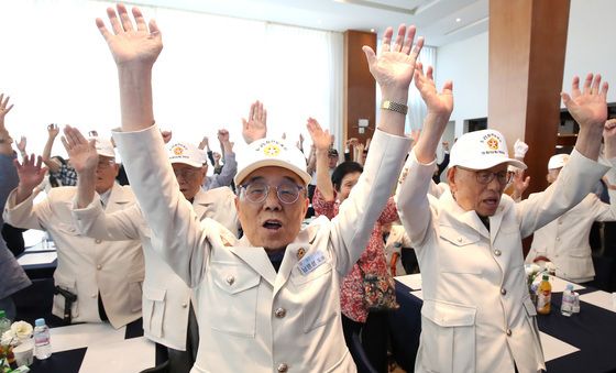 대한민국 만세! 외치는 노병