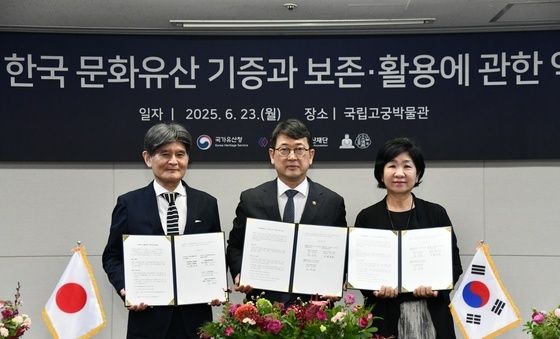 '관월당' 부재 기증협약 후 기념촬영하는 최응천 국가유산청장