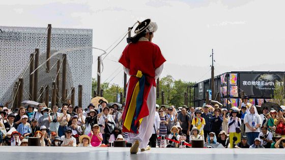 크라운해태제과 임직원, 서울예대 학생들과 '오사카엑스포'서 공연