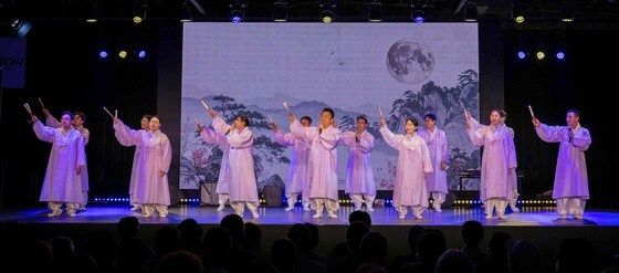 '오사카엑스포'서 공연하는 크라운해태제과 임직원들