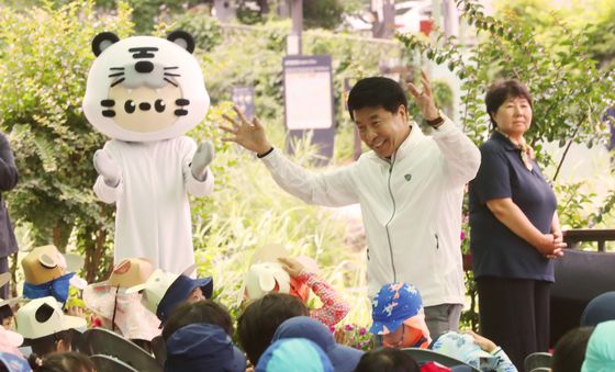 송파구 성내천 물놀이장 개장식서 인사하는 서강석 구청장
