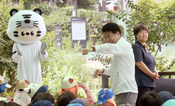 송파구 성내천 물놀이장 개장식서 인사하는 서강석 구청장