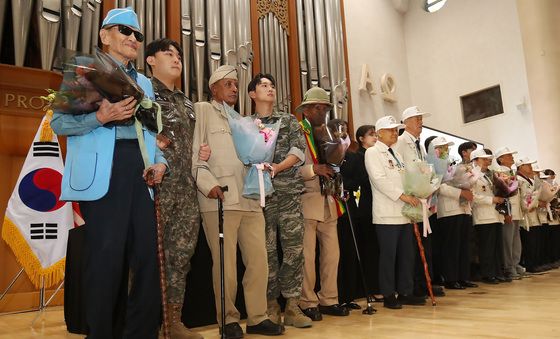 참전용사 곁에 선 예비역 대학생