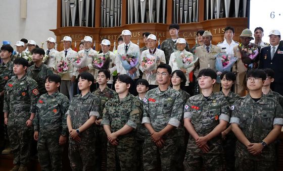 참전용사 곁에 선 예비역 대학생