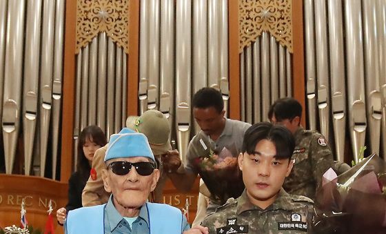 참전용사 곁에 선 예비역 대학생