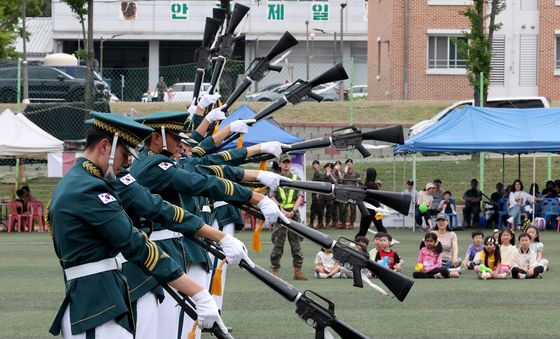 부대개방행사 축하공연 선보이는 의장대