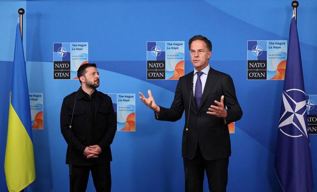 [포토] 젤렌스키 만난 나토 사무총장