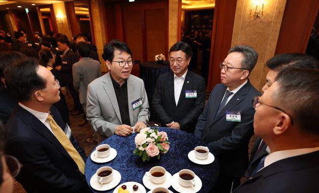 차담 나누는 이한주 위원장