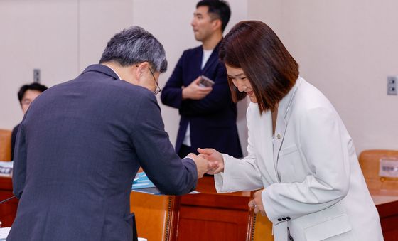 첫 상임위 인사 나누는 손솔 의원