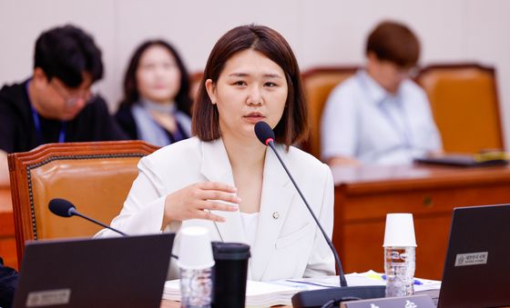 첫 상임위 인사말하는 손솔 의원