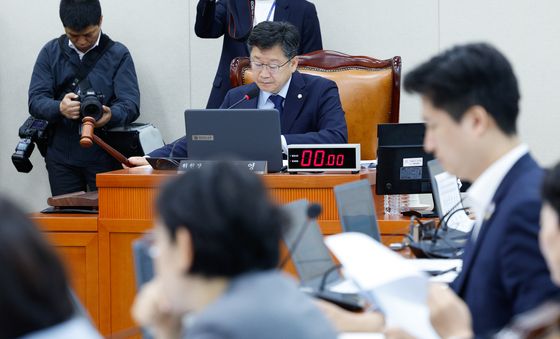 의사봉 두드리는 안호영 환노위원장