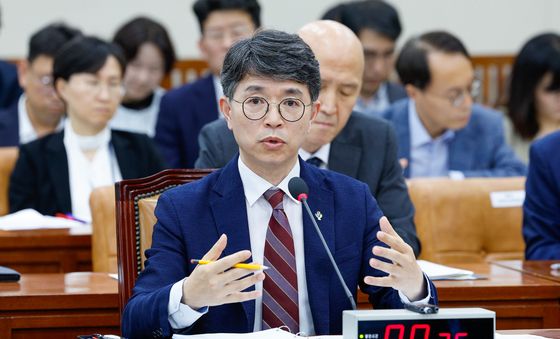 질의에 답하는 김완섭 환경장관