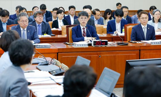 환노위 질의에 답하는 김완섭 장관