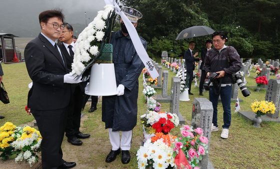 헌화하는 우원식 국회의장