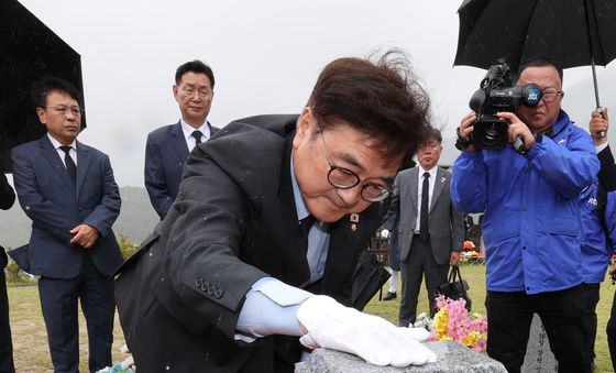 우원식 국회의장, 채 상병 묘역 참배